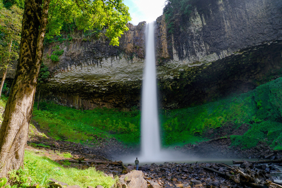 Ngoài ra hệ thống các thác nước đẹp, hùng vĩ như thác Gia Long, thác Trinh Nữ, Dray Sáp, thác Liêng Nung...