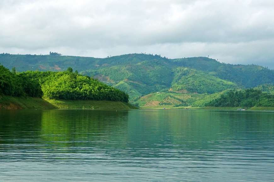 Ngoài ra, còn có các hồ nước tự nhiên đầy thơ mộng như hồ Ea Snô, hồ Tây được tạo thành từ các sụt võng kiến tạo...