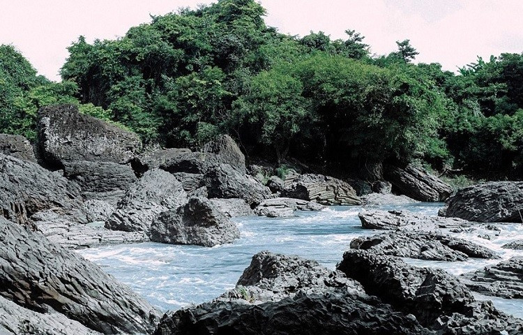 Công viên Địa chất Đắk Nông còn đa dạng và phong phú các mỏ và điểm quặng khoáng sản bauxit, antimon, thiếc sa khoáng, puzơlan, đá quý và đặc biệt là đá bán quý opal – chalcedon kích thước lớn.