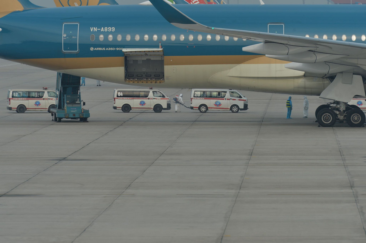 Ngoài ra, chuyến bay lần này được chuẩn chu đáo từng chi tiết nhỏ nhất để đảm bảo hạn chế tối đa sự lây nhiễm COVID-19 đến phi hành đoàn và đội ngũ phục vụ chuyến bay, những người chưa bị nhiễm bệnh trước đó.