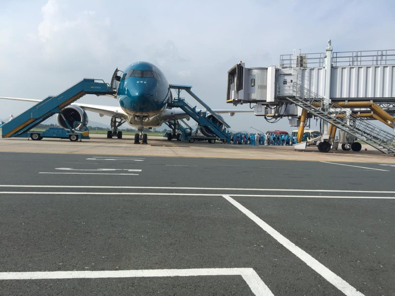 Ngay khi hạ cánh, máy bay đã được dẫn về đỗ ở vị trí 51 biệt lập, được khử trùng tuyệt đối để đảm bảo quy trình phòng chống dịch cao nhất, đồng thời đảm bảo hoạt động khai thác hàng không tại Nội Bài vẫn diễn ra bình thường.