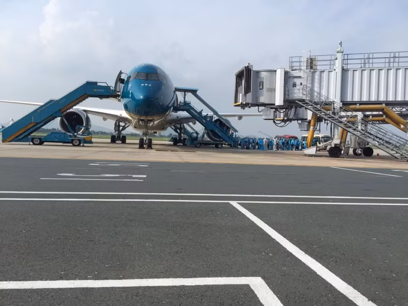 Ngay khi hạ cánh, máy bay đã được dẫn về đỗ ở vị trí 51 biệt lập, được khử trùng tuyệt đối để đảm bảo quy trình phòng chống dịch cao nhất, đồng thời đảm bảo hoạt động khai thác hàng không tại Nội Bài vẫn diễn ra bình thường.