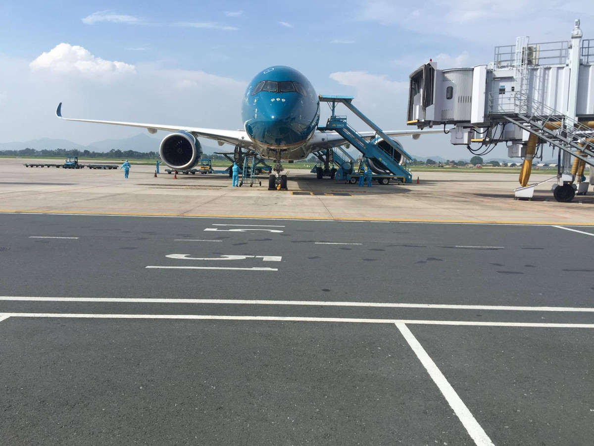 Các khoang được lắp rèm nilon ngăn cách với nhau, hành khách có lối đi riêng lên từng khoang, khi lên máy bay hành khách các khoang không được đi lại với nhau để hạn chế lây nhiễm. Tất cả các khoang đều có buồng áp lực dương.