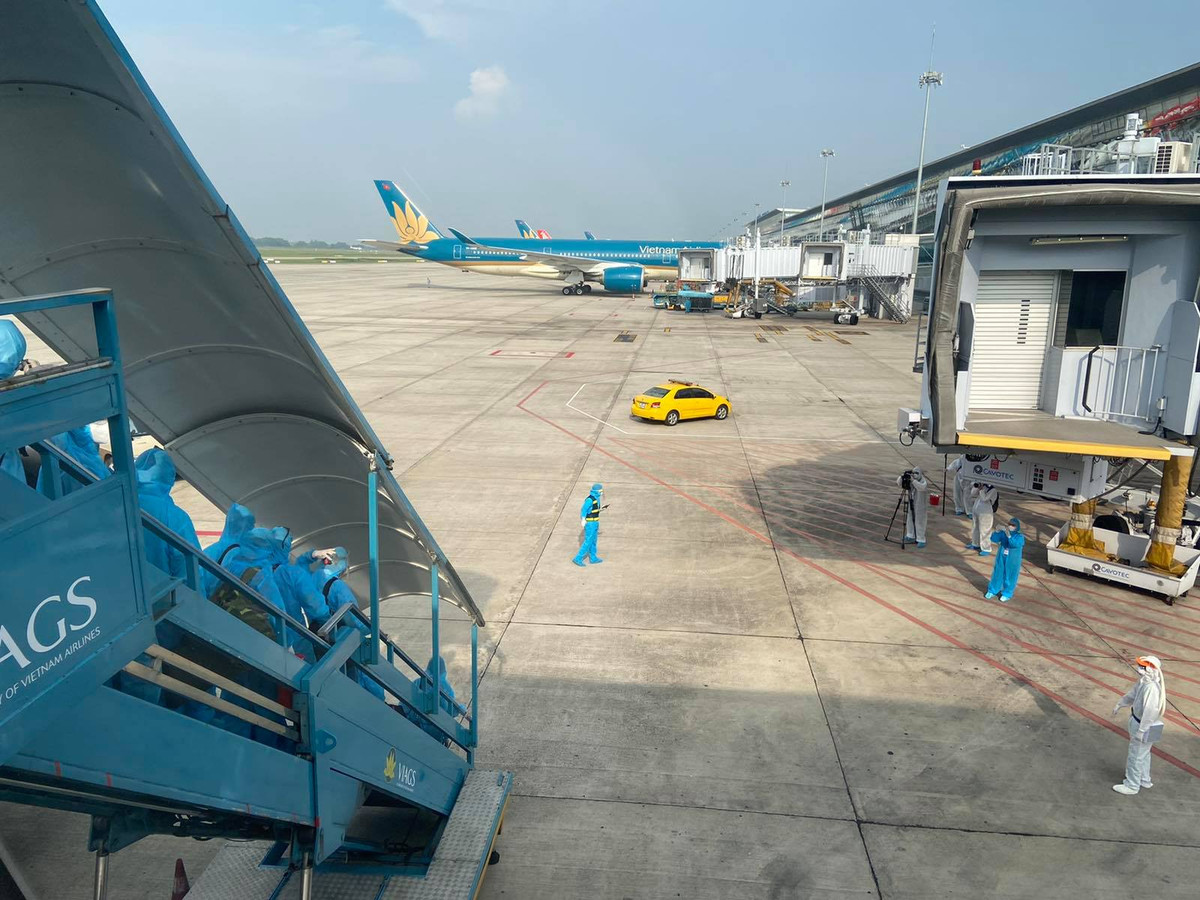 Như toàn bộ ghế được bọc nilon để phòng lây nhiễm mầm bệnh ra máy bay, máy bay A350 được chia thành 3 khoang, trong đó khoang cuối máy bay cho những người đã nhiễm dịch bệnh COVID-19, khoang giữa cho người lao động đang khoẻ mạnh, và khoang trên cho phi hành đoàn.