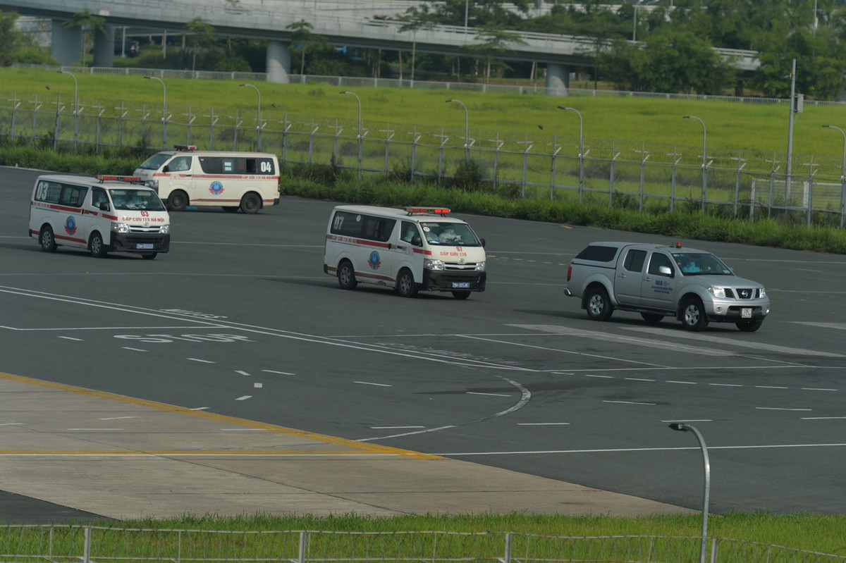 5 xe cứu thương túc trực sẵn tại sân bay để đưa 5 bệnh nhân nặng rời đi sớm nhất. Các bệnh nhân còn lại cũng được đưa ngay về Bệnh viện Nhiệt đới Trung ương cơ sở 2 tại Đông Anh.