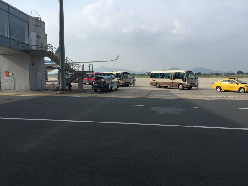 Toàn bộ hành khách và phi hành đoàn gồm 21 người không di chuyển vào nhà ga nên việc nhập cảnh đối sẽ được thực hiện tại chỗ. Công an cửa khẩu sẽ làm thủ tục nhập cảnh theo đúng quy định, nhanh chóng và thuận lợi nhất để "giải tỏa" hành khách nhanh nhất có thể.