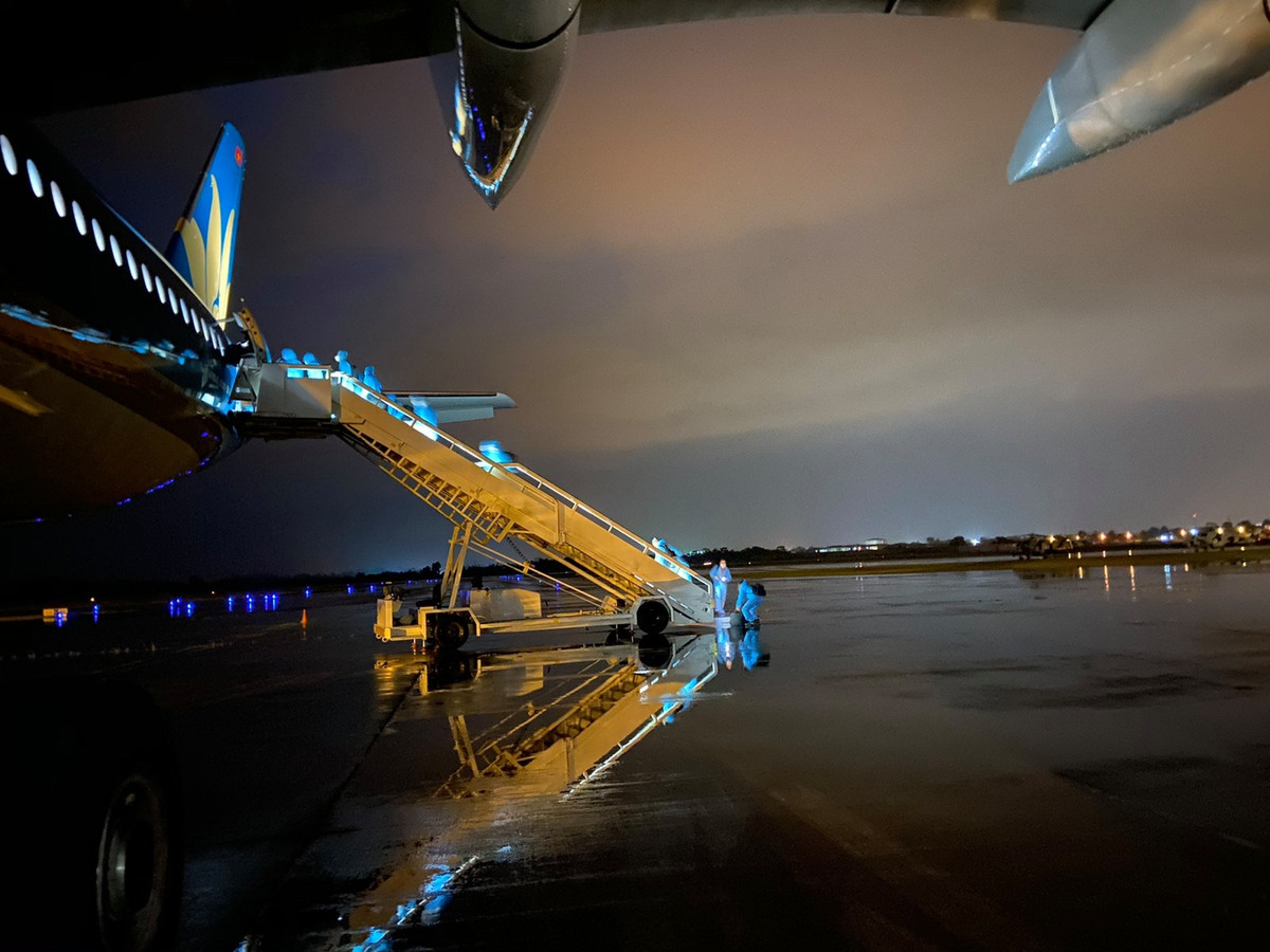 Theo đó, có hơn 150 cán bộ nhân viên của Vietnam Airlines đã sẵn sàng xung phong đảm nhận nhiệm vụ trên chuyến bay này.