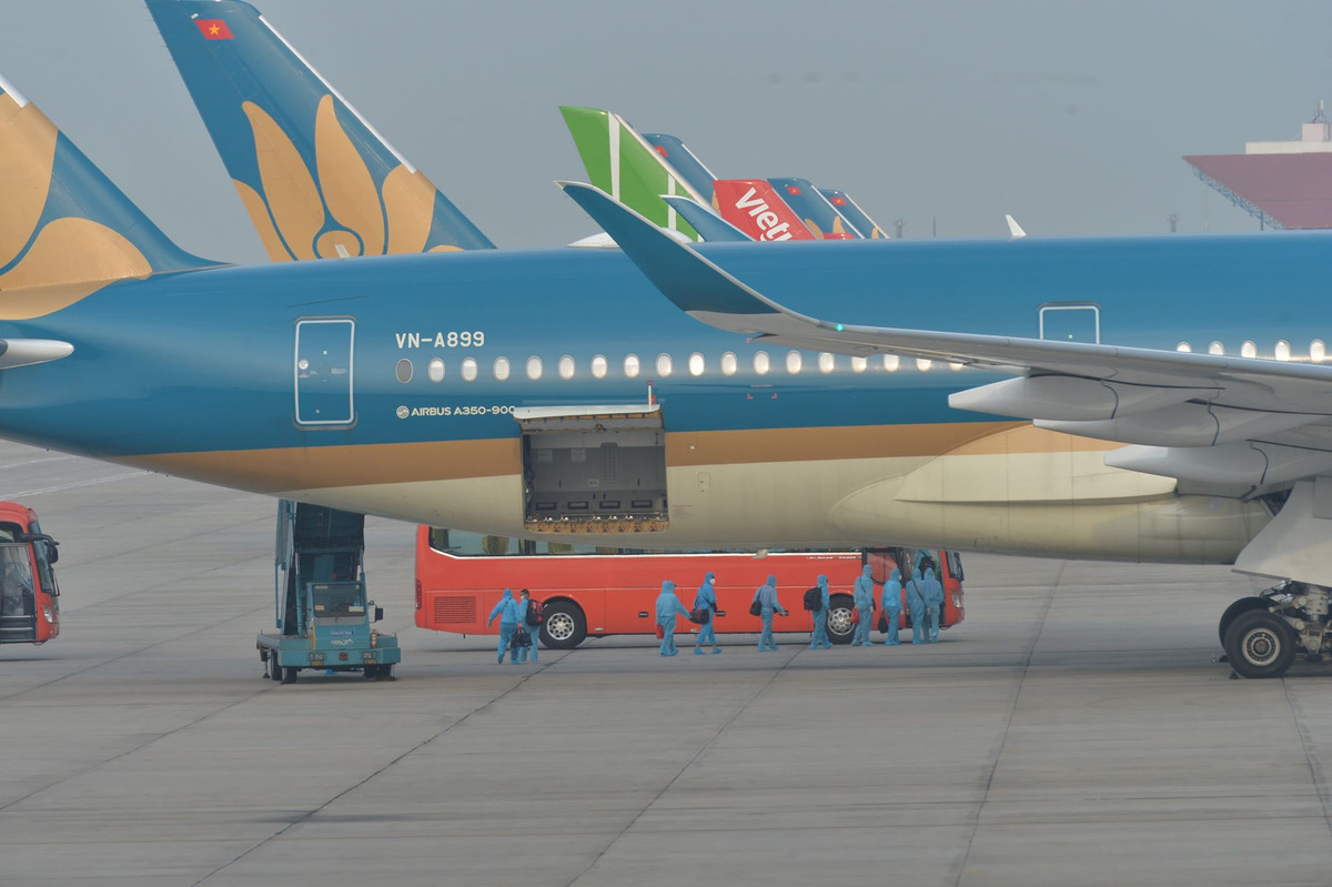 Khoảnh khắc chuyên cơ đưa 219 lao động Việt tại Guinea Xích Đạo về đến Nội Bài Khoanh khac chuyen co dua 219 lao dong Viet tai Guinea Xich Dao ve den Noi Bai