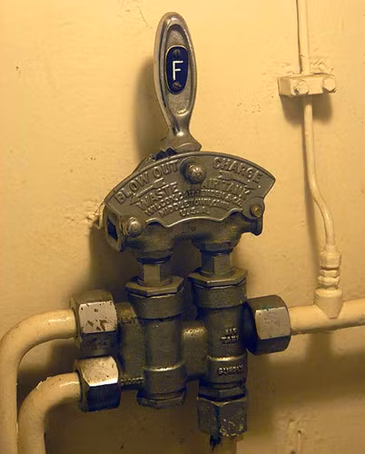 Van nước xả cho toilet trên tàu ngầm. Nguồn ảnh: Bill Maloney.