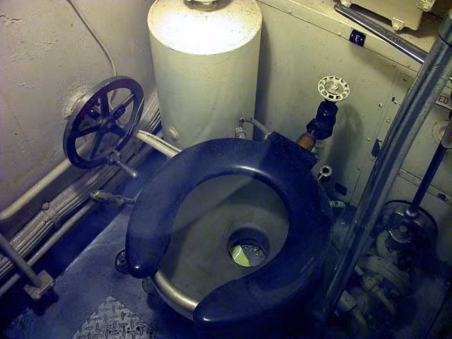 Nơi giải quyết "đầu ra" của thủy thủ tàu ngầm. Nguồn ảnh: Bill Maloney.