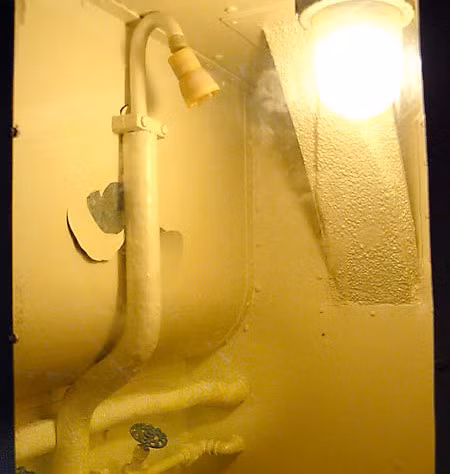 Vòi sen trong buồng tắm của tàu ngầm. Nguồn ảnh: Bill Maloney.