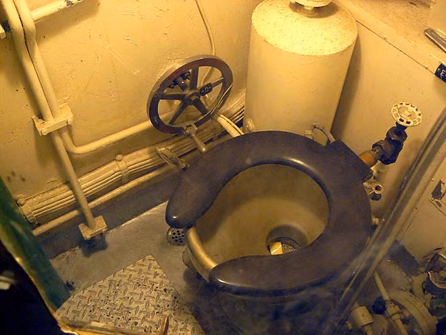 Bệ xí bệt trên tàu ngầm Lionfish. Nguồn ảnh: Bill Maloney.