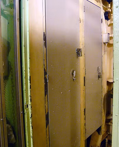 Cửa buồng tắm trên tàu ngầm quân sự. Nguồn ảnh: Bill Maloney.