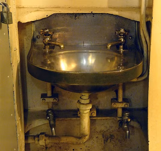 Cận cảnh bồn rửa dành cho binh sĩ. Nguồn ảnh: Bill Maloney.