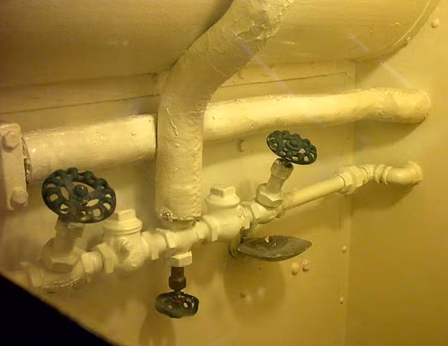 Hệ thống ống nước và van của buồng tắm trên tàu ngầm quân sự Lionfish của hải quân Mỹ. Nguồn ảnh: Bill Maloney.