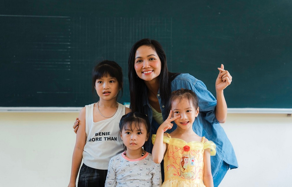 Hoa hau H'Hen Nie: “Hoi cap 1, cap 2, toi khong biet noi tieng Viet“-Hinh-2