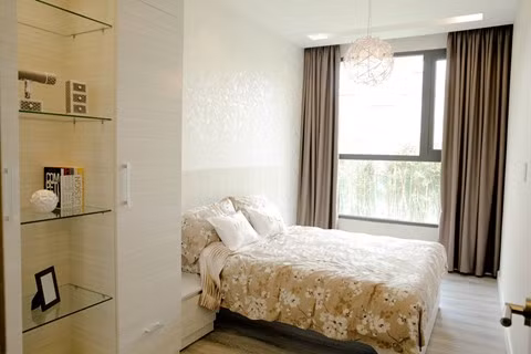 Thiết kế phòng ngủ của căn hộ có diện tích nhỏ hơn. Phòng ngủ tuy nhỏ nhưng rất ấm áp và vẫn có cửa sổ lơn view ra không gian thoáng đãn bên ngoài.