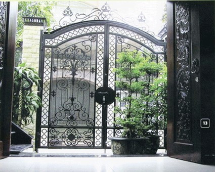 Để cuộc sống yên ấm, làm ăn thuận lợi, cổng nhà của gia chủ mệnh Kim nên có hình dáng cong tròn và màu xám.