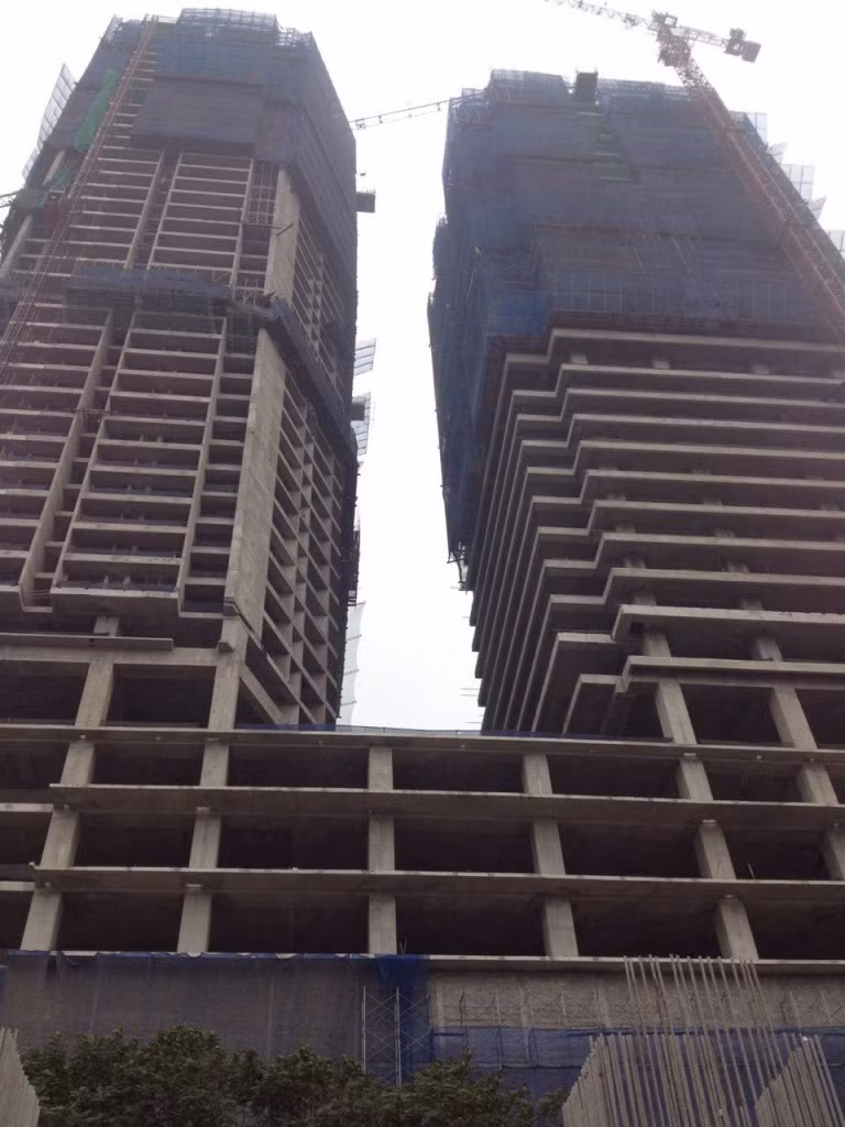 Dự án chung cư Discovery Complex (302 Cầu Giấy - Hà Nội) cùng với tòa nhà Keangnam và tòa nhà Lotte Tower được gọi là 3 "gã khổng lồ" ở Hà Nội khi được xây dựng với số tầng cao chót vót, lần lượt là 54, 70 và 65.