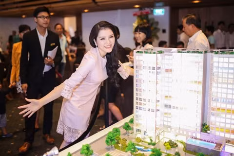 Mới đây, Lý Nhã Kỳ đã gây sốc khi đăng ký mua một lúc 20 căn hộ cao cấp ở khu chung cư Riva Park, quận 4, nằm tại vị trí 2 mặt tiền đường Nguyễn Tất Thành và Tôn Thất Thuyết, bên kênh sông Sài Gòn, sông Kênh Tẻ và công viên Tôn Thất Thuyết.