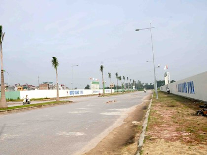 Tại một vài lô đất khác, chủ đầu tư đang tiến hành ép cừ để đào hầm, trong khi vẫn có những lô đất để cỏ mọc hoang, chưa thi công xây dựng.​