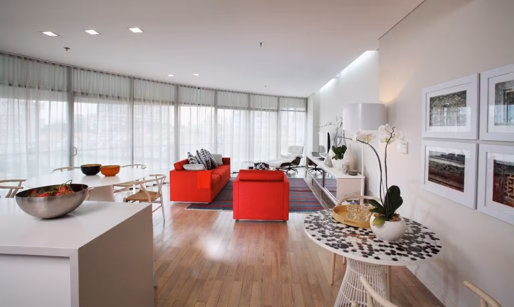 City Garden còn có một khu phức hợp với mọi tiện nghi hàng ngày để phục vụ các nhu cầu thiết yếu của cư dân như: siêu thị mini, quán cà phê, nhà hàng, trung tâm y tế... Đặc biệt, tại đây có câu lạc bộ sinh hoạt cộng đồng dành riêng cho cư dân với đầy đủ tiện nghi chăm sóc sức khỏe và thư giãn: hồ bơi, phòng tập thể thao, và các phòng chức năng khác. Ảnh thực tế phòng khách căn hộ mẫu tại khu đô thị City Garden.