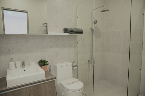 Phòng tắm rộng rãi, toàn bộ sàn nhà và tường nhà đều ốp gạch men Prime Thailand sáng màu, làm không gian rộng và thoáng hơn.