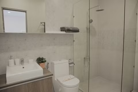 Phòng tắm rộng rãi, toàn bộ sàn nhà và tường nhà đều ốp gạch men Prime Thailand sáng màu, làm không gian rộng và thoáng hơn.