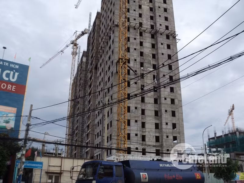 Dự án chung cư BMC trên đường Huỳnh Tấn Phát (quận 7) đã hoàn thiện xây thô rồi ngưng thi công và bỏ hoang một thời gian dài.