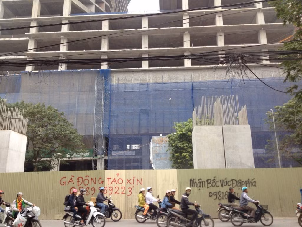 Thế nhưng, trong quá trình thi công chủ đầu tư lại “phớt lờ” số tầng ghi trên GPXD, tự ý xây cơi nới thêm tầng khối đế không có trong giấy phép. Giấy số 65/GPXD do Sở Xây dựng Hà Nội cấp quy định rõ công trình gồm 5 tầng khối đế và 1 tầng cây xanh, nhưng Công ty Cổ phần Đầu tư Thương mại và Dịch vụ Cầu Giấy đã tiến hành xây dựng khối đế 8 tầng và 1 tầng cây xanh, vượt 3 tầng khối đế so với GPXD.