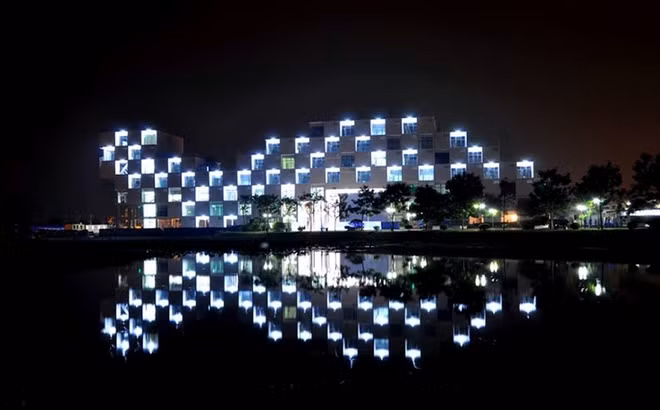 Cây xanh được bố trí trong các ô cửa, ban công cũng đem tới cảm giác gần gũi với thiên nhiên cho các sinh viên ngồi trong lớp học. Vào những ngày đẹp trời, tòa nhà Alpha soi bóng lung linh dưới mặt hồ nước bên cạnh, như một chú rồng uy nghi và đầy kiêu hãnh.