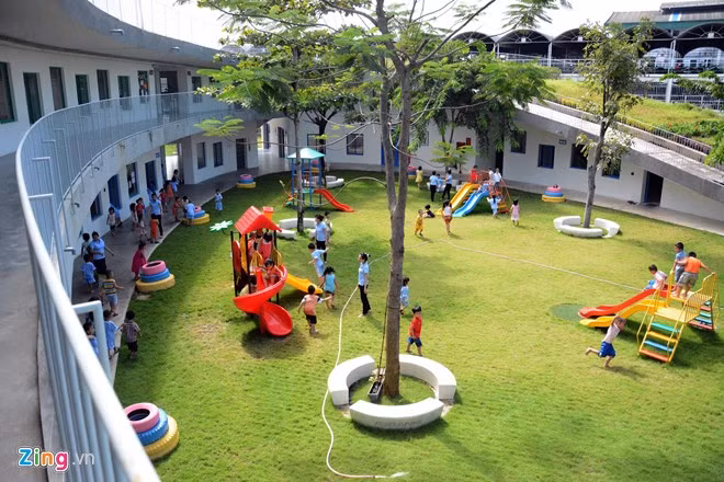 Nhóm KTS Võ Trọng Nghĩa, Masaaki Iwamoto, Takashi Niwa cùng một số KTS khác đã đưa ra ý tưởng thiết kế một công trình xanh, bền vững, đảm bảo môi trường học tập, vui chơi tốt nhất cho các em nhỏ. Ngôi trường được xây dựng trên diện tích khu đất là 10.650 m2, diện tích xây dựng là 3.430 m2 và mang hình dạng của loài cỏ ba lá. Ảnh: Zing.