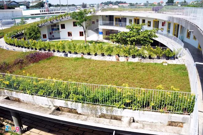 Ngôi trường có hình dạng độc đáo này được xây dựng dành cho con của 23.000 công nhân của một công ty thuộc địa bàn xã Hóa An, TP Biên Hòa, Đồng Nai. Ngôi trường đã được trao chứng chỉ LOTUS cho công trình xanh theo công cụ LOTUS Phi nhà ở phiên bản 1.1 của Hội đồng Công trình Xanh Việt Nam (VGBC). Ảnh: Zing.