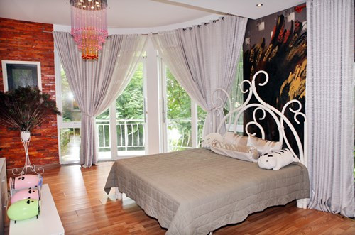 Phòng ngủ gọn gàng, thoáng đãng, giao hòa với thiên nhiên.