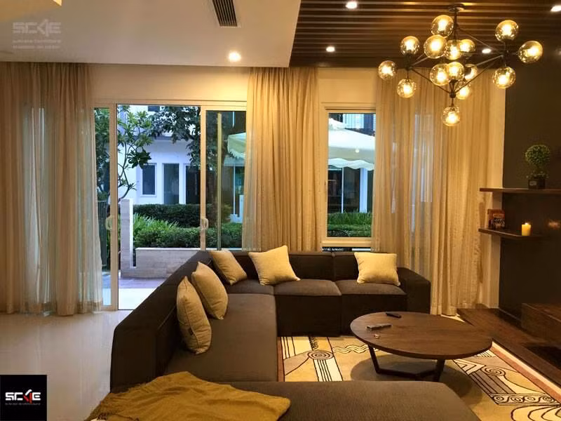  Căn nhà phố này nằm ở dãy 14 trong Khu đô thị Park City, có lối thiết kế nội thất nổi bật bởi gam màu nâu trầm sang trọng kết hợp với màu trắng trang nhã.