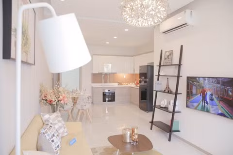 Diện tích căn hộ của dự án dao động từ khoảng 50 - 111 m2, đa số là căn 2 phòng ngủ. Các trang thiết bị nhập ngoại, lót gỗ của Đức, gạch Prime, sản phẩm vệ sinh Rigel của Singapore, cửa ABS Hàn Quốc, hệ thống bếp Malocca của Pháp, cửa sổ Xingfa mở rộng cao 2,3 m.