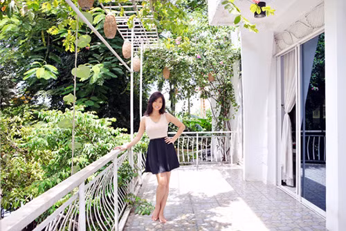 Ban công rợp bóng cây xanh.