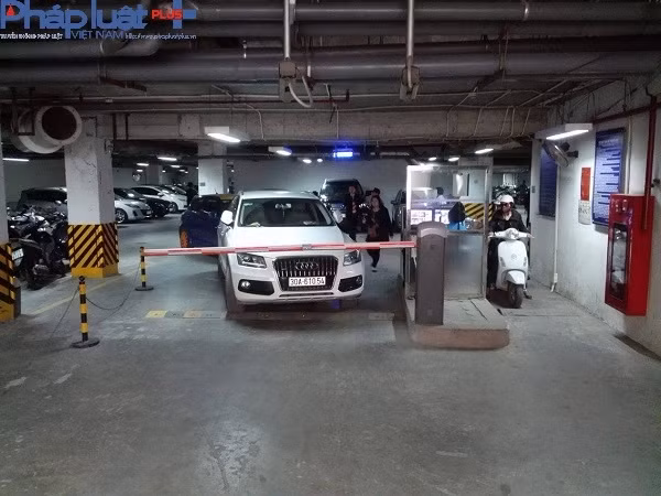 Xe ô tô bị chặn ngay lối đi ra của khu chung cư.