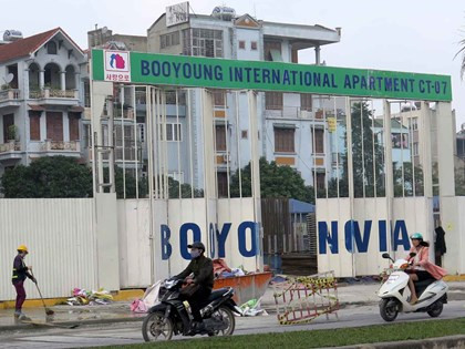 Theo quan sát của phóng viên, đến thời điểm hiện tại, chỉ mỗi lô đất ký hiệu CT-07 được triển khai xây dựng tương đối khẩn trương với khối lượng thi công cơ bản đã hoàn thành phần hầm, móng. Các trụ bê tông của tòa nhà cao 30 tầng đã nhô lên khỏi mặt đất. 