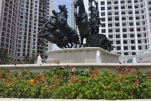 Đứng đầu trong danh sách trên là Khu đô thị Vinhomes Royal City. Được ví như một thành phố châu Âu thu nhỏ, Royal City là một khu phức hợp gồm nhiều tiện ích, nằm tại 72A Nguyễn Trãi, nơi tập trung nhiều đầu mối giao thông huyết mạch kết nối nội thành Hà Nội với khu trung tâm mới sầm uất của thủ đô. Chủ đầu tư là Tập đoàn Vingroup.