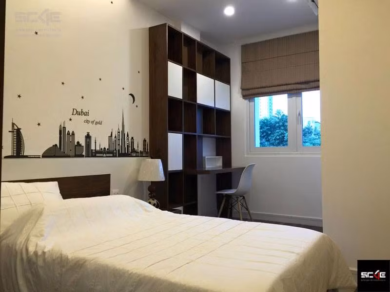 Phòng ngủ cũng được trang trí nội thất với 2 gam màu chủ đạo là nâu trầm và trắng.