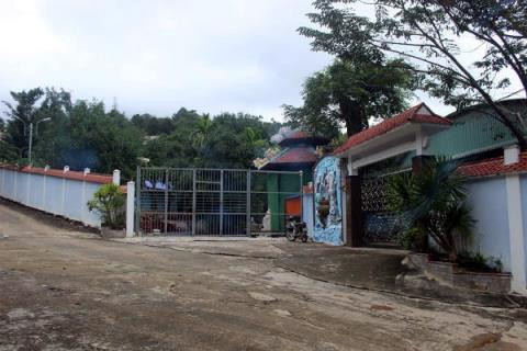 Cổng chính được đập bỏ, thay thế bằng cổng sắt kiên cố. Ảnh: VietnamNet.