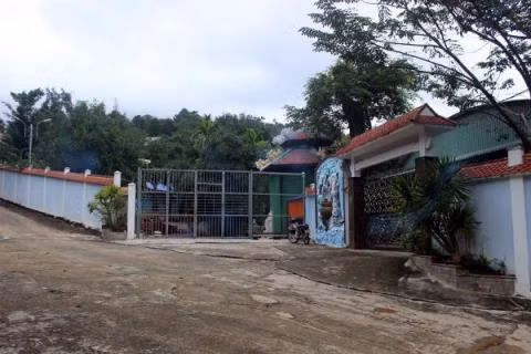 Cổng chính được đập bỏ, thay thế bằng cổng sắt kiên cố. Ảnh: VietnamNet.