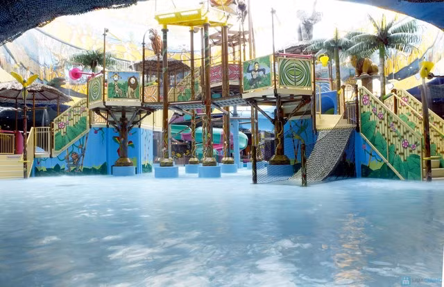 Tổ hợp khu đô thị Royal City bao gồm khách sạn cao cấp, văn phòng cho thuê, trung tâm thương mại, các khu nhà ở chung cư cao cấp và trường học, nhà trẻ mẫu giáo, vườn hoa cây xanh công viên cùng nhiều công trình đầu tiên và lớn nhất Việt Nam như: sân trượt băng, công viên nước trong nhà, khu Gym &amp; Spa, quần thể rạp chiếu phim, bãi để xe ngầm…