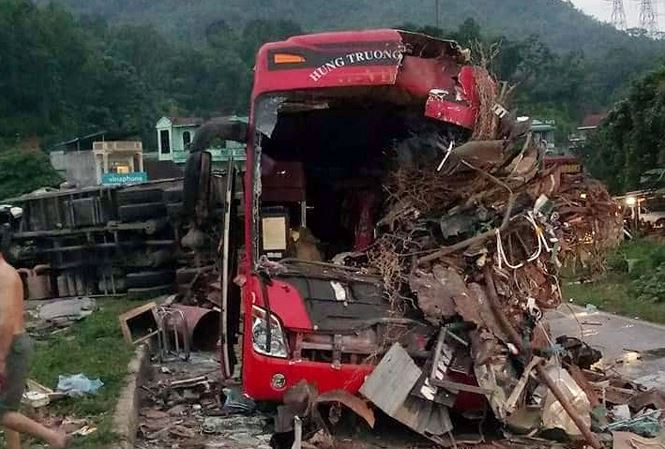 Vụ tai nạn xe khách ở Hòa Bình xảy ra vào khoảng 0h30 ngày 17/6/2019. Xe tải chở sắt phế liệu mang BKS nước ngoài UN-8500 đi trên Quốc lộ 6 hướng Sơn La - Hà Nội, khi đến địa phận xã Đồng Bảng (huyện Mai Châu, tỉnh Hoà Bình) đã tông vào xe khách giường nằm mang BKS 27B-003.71