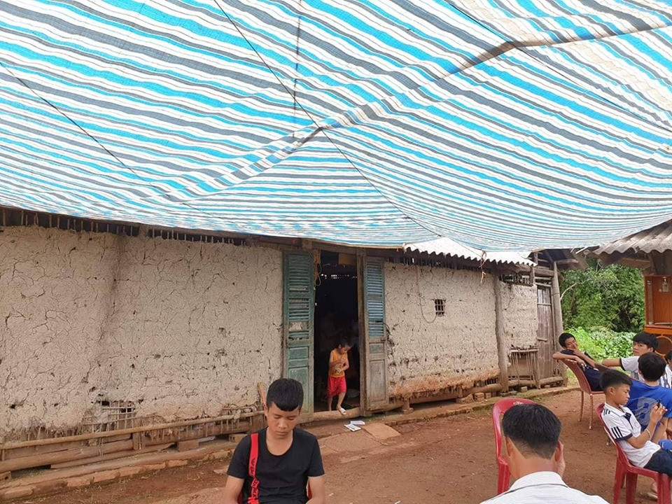 Ngôi nhà vách đất của chị em Lường Thị Thu và Lường Thị Hà khiến nhiều người cảm thấy ái ngại cho gia cảnh nạn nhân.