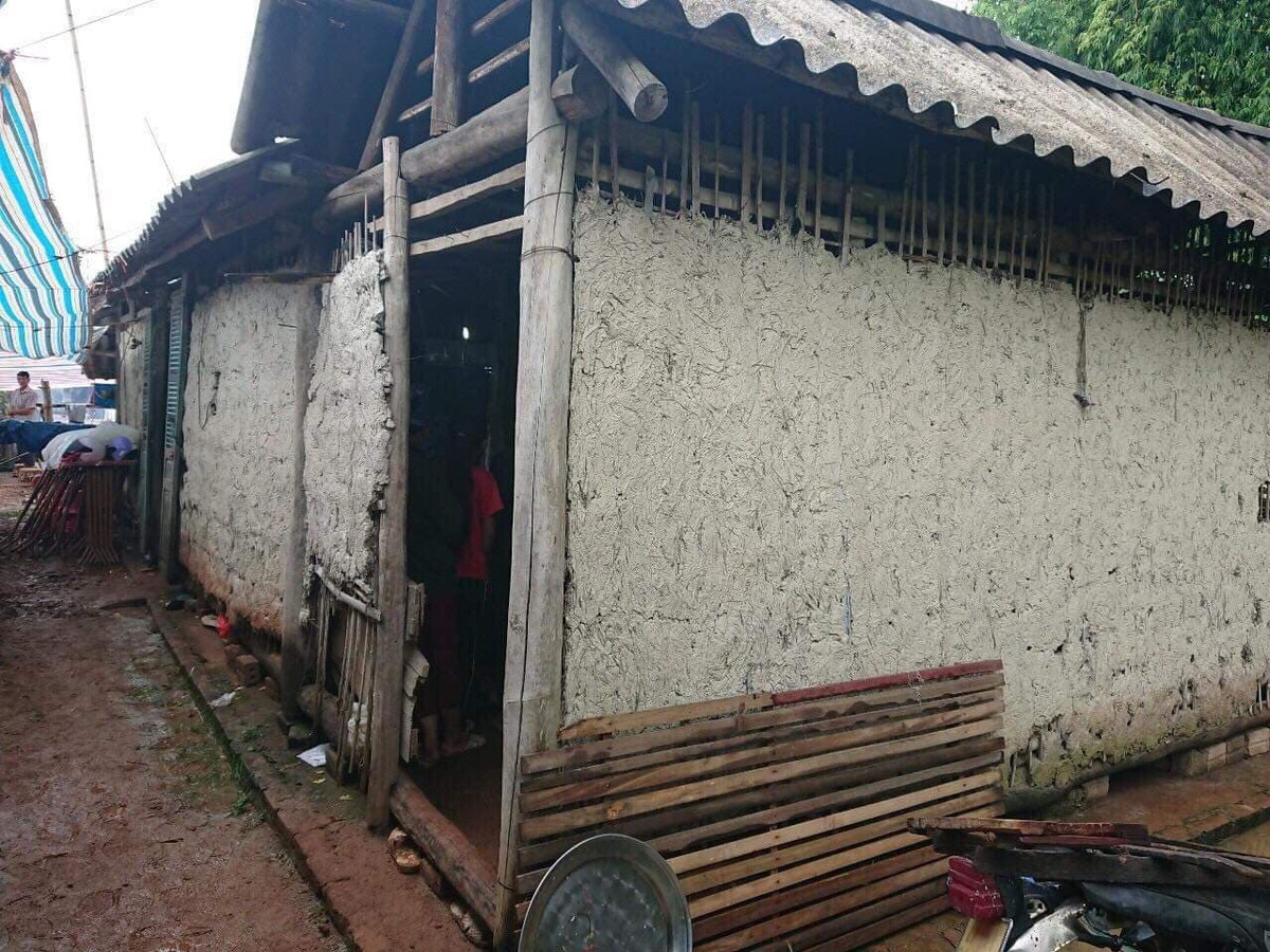 Gia đình nạn nhân thuộc diện khó khăn ở xã Thanh Luông (huyện Điện Biên). Nhà làm nông nghiệp nên để có tiền lo cho 3 người con ăn học, vợ chồng anh Lường Văn Phương và chị Lò Thị So (bố mẹ của nạn nhân) phải lao động vất vả, làm thuê, làm mướn nhưng vẫn không đủ ăn.