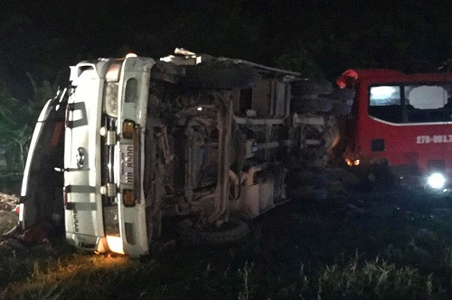 Lãnh đạo Công an huyện Mai Châu (Hòa Bình) cho biết nguyên nhân ban đầu vụ tai nạn là do "xe tải biển kiểm soát Lào xuống dốc nhanh, không kiểm soát được tốc độ nên đã ôm cua sang hết làn đường đối diện".