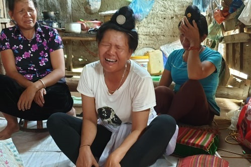 Chị So (áo trắng) khóc ngất khi nghe tin 2 con gái gặp nạn.