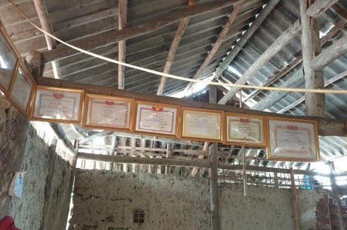 Trong ngôi nhà vách đất, có lẽ điều tự hào nhất của hai vợ chồng chính là bằng, giấy khen của các con.
